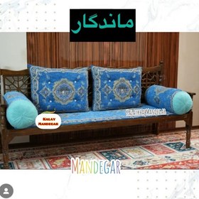 تصویر شاه نشین 5 تکه شامل یک عدد تشک و دو عدد بالش مربعی تک رو و دو عدد بالش گرد 