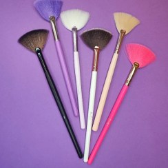 تصویر براش مویی بادبزنی مخصوص ماسک و شوینده 