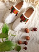 تصویر گیوه زنانه سنتی با نوار سوزندوزی 