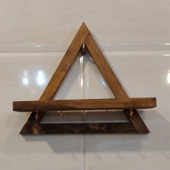 تصویر جاکلیدی طرح مثلثی دیواری ساخته شده از چوب روسی 