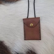 تصویر کیف دعا گردنی جای حرز چرم ابعاد 5.5 در 7 