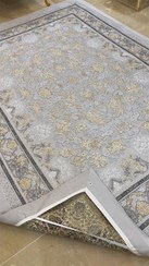 تصویر کاور فرش و روفرشی کشدار طرح فرش بسیار زیبا جدید رنگ طوسی ترکیب کرم طلایی کد Rh1671 (با فیلم زنده) با بهترین کیفیت پارچه 