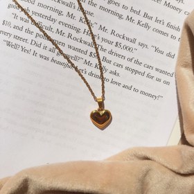 تصویر گردنبند قلب سه‌ بعدی طلایی رنگ ثابت Golden heart necklace