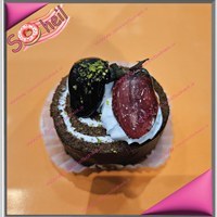 تصویر شیرینی تر رولتی میوه‌ای 