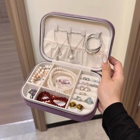 تصویر جعبه بدلیجات مخمل مشکی 