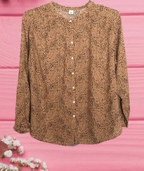 تصویر شومیز زنانه شیک دکمه دار با طرح پلنگی | بهترین انتخاب برای استایل های متنوع Stylish women's blouse with leopard design The best choice for various styles