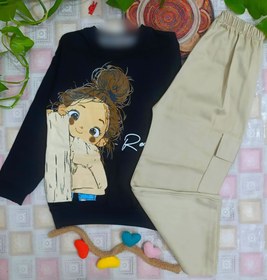 تصویر ست دخترانه (بلوز شلوار) پنبه دورس طرح دخترک نشسته 