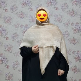 تصویر روسری ژاکارد لمه دار کرمی عرض 140 دور ریش دورو طرح گل ال وی 