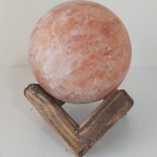 تصویر گوی سنگ نمک قطر ۱۰ با پایه چوبی 