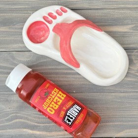 تصویر مزه خوری دمپایی لای انگشتی طرح سه 