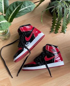 تصویر کتونی بچه گانه نایک ایر جردن ۱ ساقدار ورنی مشکی قرمز Nike air jordan 1 high 