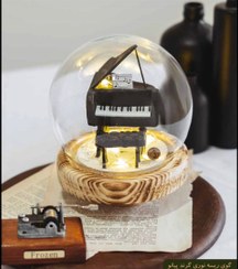 تصویر گوی شیشه‌ای پیانو 