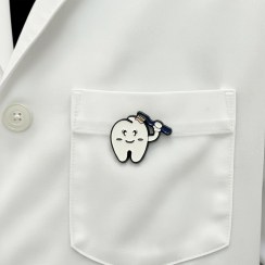 تصویر سنجاق سینه دندان مسواک زن شاد 