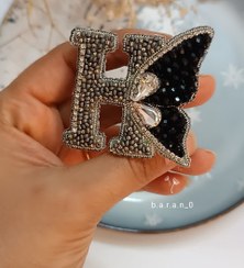 تصویر گل سینه جواهر دوزی H بالدار 