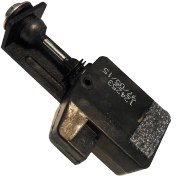 تصویر قفل زبانه ای درب باک بنزین پژو ۴۰۵ شرکتی ایساکو ۱۶۹۰۳۰۰۶۹۹ 