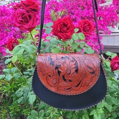 تصویر کیف دوشی چرم حکاکی روی چرم قلمزنی 