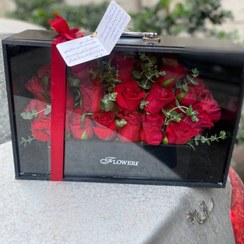 تصویر باکس چمدونی مشکی با رز هلندی قرمز 