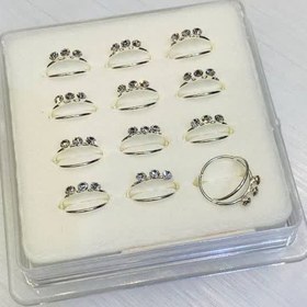 تصویر پیرسینگ بینی سه‌نگینه مدل Aurora 