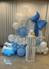 تصویر بادکنک آرایی با تم سفید آبی فلوبار 
