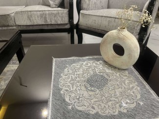 تصویر رومیزی عسلی مخمل نقره کوب 