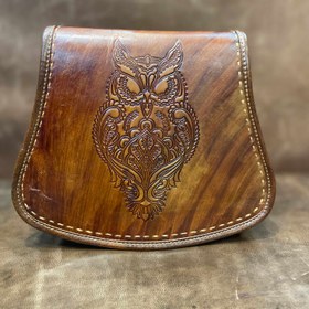 تصویر کیف دوشی چرم با حکاکی رنگ جغد 