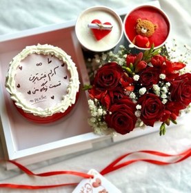 تصویر باکس گل و کیک تبریک تولد 18 سالگی 