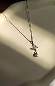 تصویر گردنبند مینیمال طرح پروانه با آویز مرواریدی Butterfly design with pearl pendant