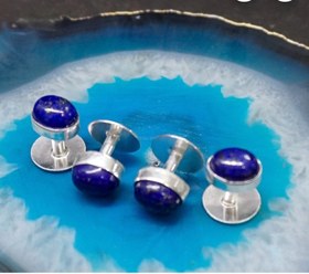 تصویر یک عدد سردکمه ای نقره کارشده با لاجورد طبیعی 