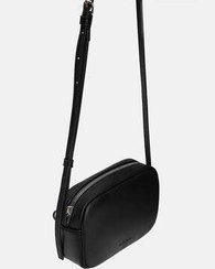 تصویر کیف مینی زنانه پول اند بیر با طراحی ساده و شیک از پلی اورتان 