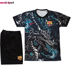 تصویر لباس فوتبال بارسلونا طرح دراگون سایز بچگانه و بزرگسال 