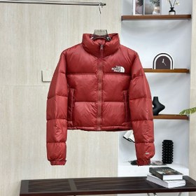 تصویر کاپشن پافر قرمز براق کراپ زنانه طرح NORTH FACE بازارل – Brick Red Glossy cropp Puffer Jacket | BAZARELL 