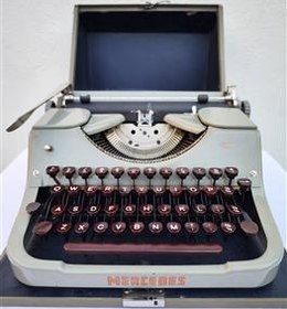 تصویر ماشین تایپ قدیمی مرسدس آلمانی بسیار خاص 