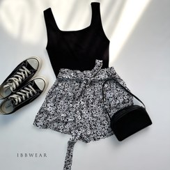 تصویر کراپ تاپ شلوارک گلدار 