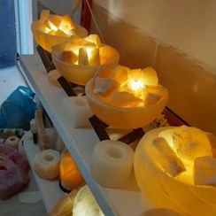 تصویر آباژور دکوری سنگ نمک با پایه چوبی لوزی 