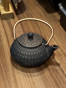 تصویر قوری چدنی سنتی با دوام بالا برای دم‌آوری چای و دمنوش 