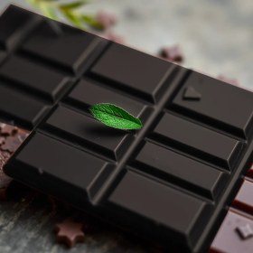 تصویر خرما شکلاتی تلخ مغزدار ۳ کیلوگرم 