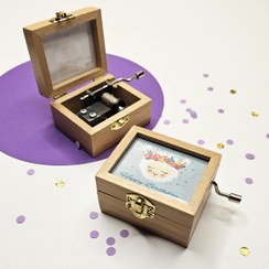 تصویر جعبه موزیکال چوبی مدل قاب عکس دار 