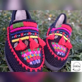 تصویر گیوه گلدوزی شده 