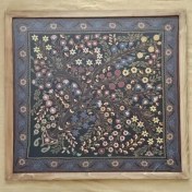 تصویر تابلو پته‌دوزی بزرگ درخت زندگی سرمه‌ای با قاب چوبی 