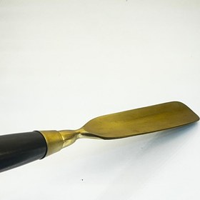 تصویر پاشنه کش دیواری برنزی 