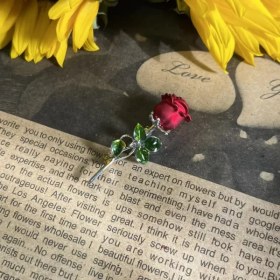 تصویر کد A-237 | گل سینه گل رز قرمز و شاخه نقره ای و برگ های سبز 