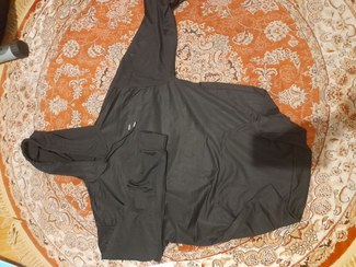 تصویر هودی مردانه با طرح ساده و رنگ مشکی 