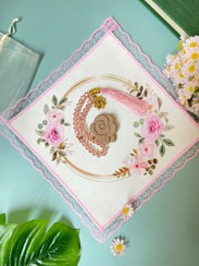 تصویر ست جانماز مخمل طرح رز صورتی ملیح + مهر تربت، تسبیح کریستالی و بگ حریر 