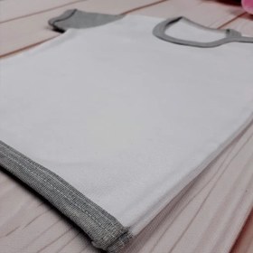 تصویر تیشرت نوزادی سفید طوسی ساده – صفر تا سه ماه 