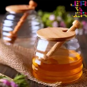 تصویر ظرف شیشه ای عسل خوری همراه با درب و قاشق چوبی یک عددی 