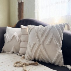 تصویر کوسن پانچ دوزی مخملی طرح لوزی 