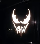 تصویر برچسب شب تاب ماشین طرح ونوم 