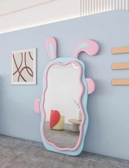 تصویر آینه ایستاده خرگوش صورتی و آبی 