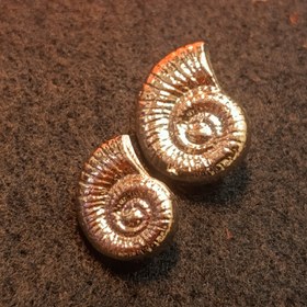 تصویر دکمه پینترسی طرح حلزون - دودی / 2 سانت 