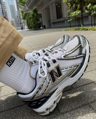 تصویر کفش رانینگ نیوبالانس ۱۹۰۶ آر طلایی مشکی New balance 1906R 